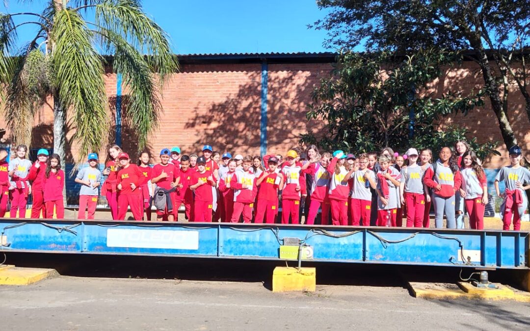 Visita da Escola Antônio Minella ao Aterro Sanitário